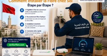 Installation fibre optique Maroc 2026 : technicien installant la fibre FTTH dans une maison marocaine avec boîtier PTO, routeur WiFi et test d’éligibilité fibre sur verifierfibre.com